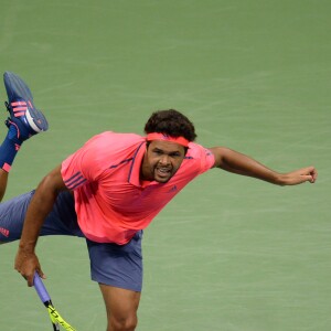 Jo-Wilfried Tsonga abandonne contre Novak Djokovic en quarts de finale de l'US Open, à New York, le 6 septembre 2016.