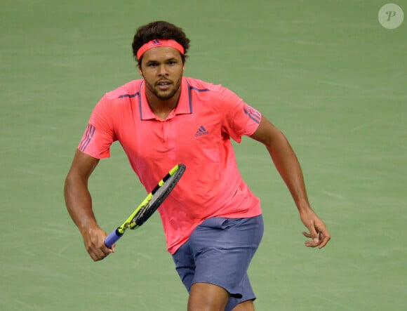 Jo-Wilfried Tsonga abandonne contre Novak Djokovic en quarts de finale de l'US Open, à New York, le 6 septembre 2016.