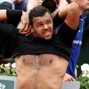 Jo-Wilfried Tsonga se qualifie face à Marcos Baghdatis lors du 2ème tour des internationaux de tennis de Roland Garros à Paris le 26 mai 2016.