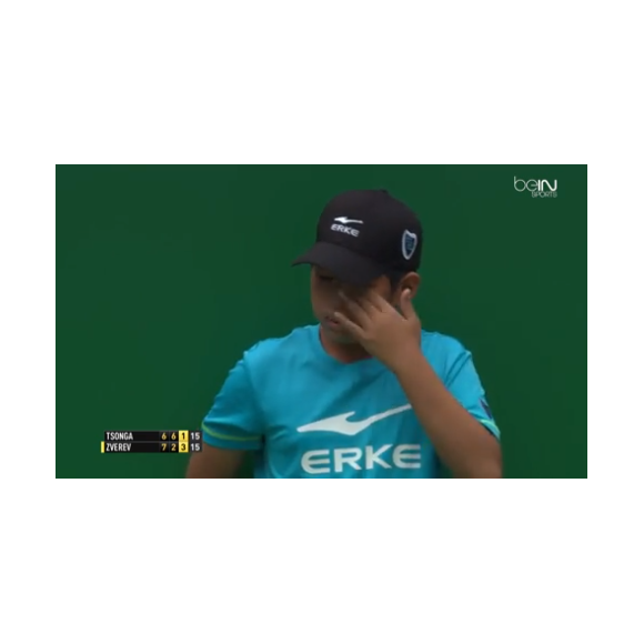 Le jeune ramasseur de balles en larmes lors de la rencontre de Jo-Wilfried Tsonga contre Alexander Zverev aux Masters 1000 de Shanghai le 13 octobre 2016.