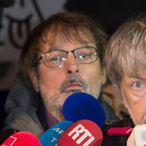 Renaud et Christophe Alévêque participent à un rassemblement spontané en hommage aux victimes des attentats de Charlie Hebdo Place de la République, à Paris, le 7 janvier 2016.