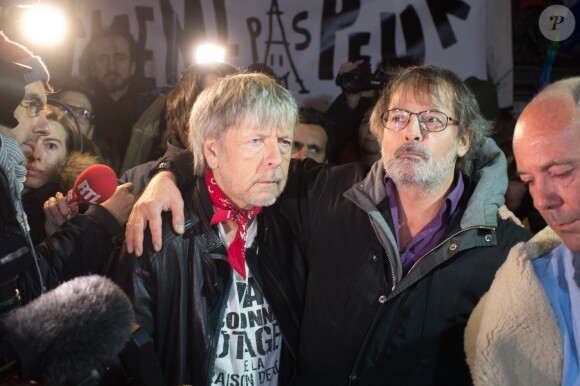 Renaud et Christophe Alévêque participent à un rassemblement spontané en hommage aux victimes des attentats de Charlie Hebdo Place de la République, à Paris, le 7 janvier 2016.
