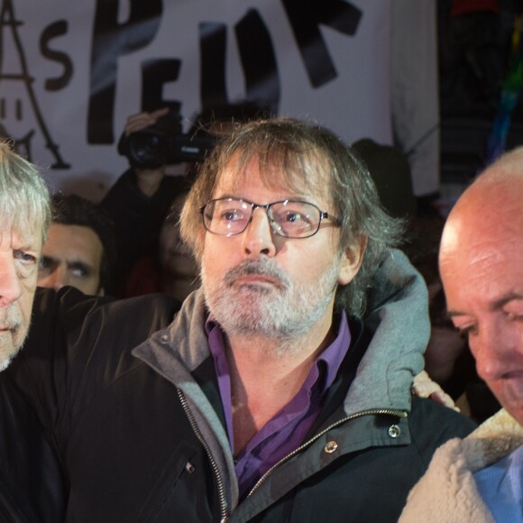 Renaud et Christophe Alévêque participent à un rassemblement spontané en hommage aux victimes des attentats de Charlie Hebdo Place de la République, à Paris, le 7 janvier 2016.