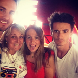 Valérie Damidot pose avec ses enfants et son partenaire de Danse avec les stars Christian Millette.