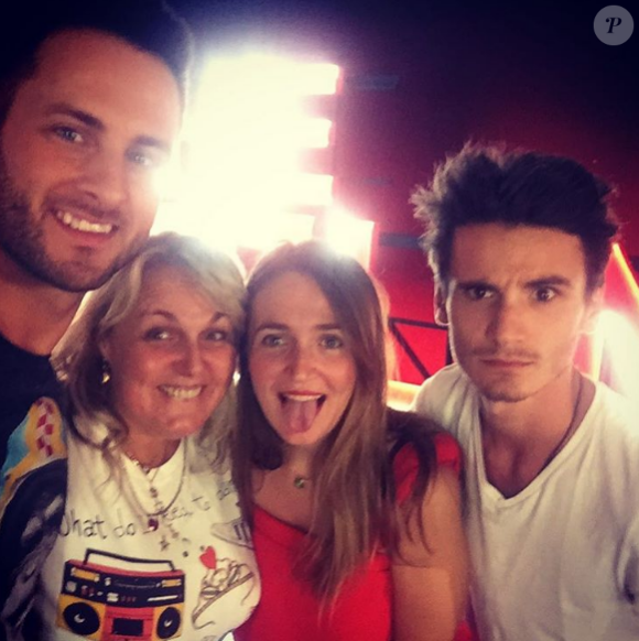 Valérie Damidot pose avec ses enfants et son partenaire de Danse avec les stars <span>Christian Millette.</span>
