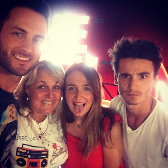 Valérie Damidot pose avec ses enfants et son partenaire de Danse avec les stars Christian Millette.