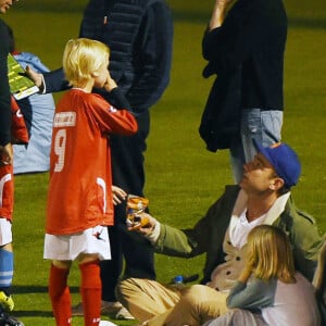 Exclusif - Prix Spécial - Liev Schreiber et Naomi Watts se retrouvent au stade de football avec leurs enfants malgré leur récente séparation le 1er octobre 2016. Ils sont sur un stade de Manhattan, déjeunent et rient ensemble comme une famille toujours unie. 01/10/2016 - New York City