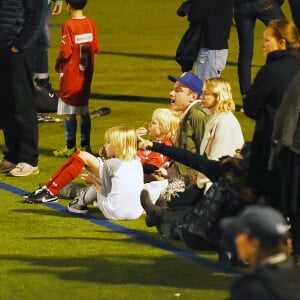 Exclusif - Prix Spécial - Liev Schreiber et Naomi Watts se retrouvent au stade de football avec leurs enfants malgré leur récente séparation le 1er octobre 2016. Ils sont sur un stade de Manhattan, déjeunent et rient ensemble comme une famille toujours unie. 01/10/2016 - New York City