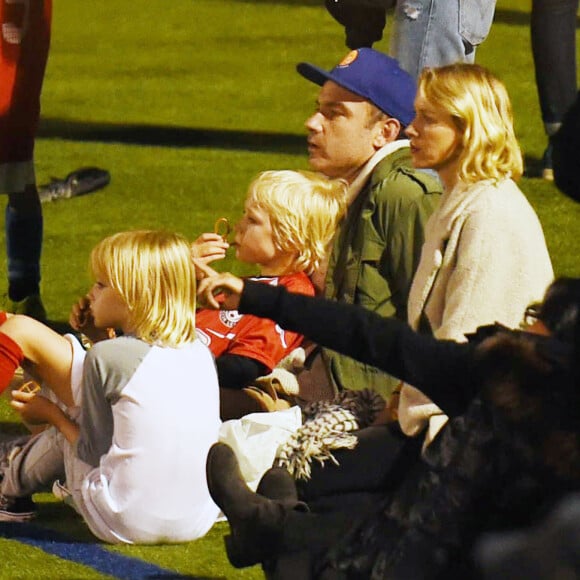 Exclusif - Prix Spécial - Liev Schreiber et Naomi Watts se retrouvent au stade de football avec leurs enfants malgré leur récente séparation le 1er octobre 2016. Ils sont sur un stade de Manhattan, déjeunent et rient ensemble comme une famille toujours unie. 01/10/2016 - New York City