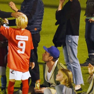 Exclusif - Prix Spécial - Liev Schreiber et Naomi Watts se retrouvent au stade de football avec leurs enfants malgré leur récente séparation le 1er octobre 2016. Ils sont sur un stade de Manhattan, déjeunent et rient ensemble comme une famille toujours unie. 01/10/2016 - New York City