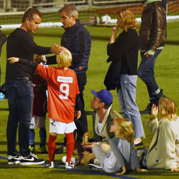 Exclusif - Prix Spécial - Liev Schreiber et Naomi Watts se retrouvent au stade de football avec leurs enfants malgré leur récente séparation le 1er octobre 2016. Ils sont sur un stade de Manhattan, déjeunent et rient ensemble comme une famille toujours unie. 01/10/2016 - New York City