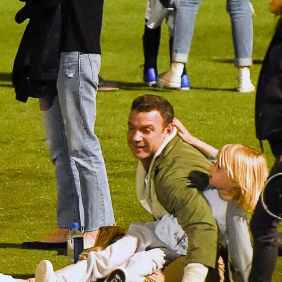 Exclusif - Prix Spécial - Liev Schreiber et Naomi Watts se retrouvent au stade de football avec leurs enfants malgré leur récente séparation le 1er octobre 2016. Ils sont sur un stade de Manhattan, déjeunent et rient ensemble comme une famille toujours unie. 01/10/2016 - New York City