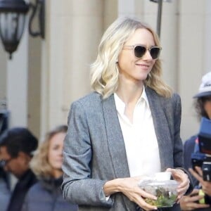 Naomi Watts - Tournage de la série "Gypsy" sur Park Avenue à New York. Le 11 octobre 2016  Set of the new TV series "Gypsy" on Park Avenue in New York, NY on October 11, 2016.11/10/2016 - New York