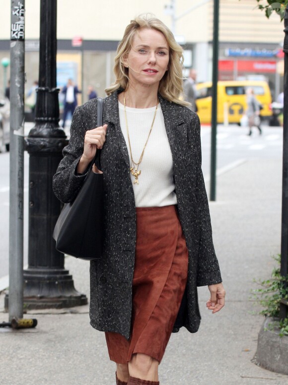 Récemment séparée de son mari Liev Schreiber, Naomi Watts tourne une scène de la série 'Gypsy' à New York. Naomi vient d'avoir 48 ans! Le 28 septembre 2016  Newly single actress and birthday girl Naomi Watts is spotted filming scenes for her new Netflix series 'Gypsy' in New York City, New York on September 28, 2016. It's back to work for Naomi who just called it quits with Liev Schreiber after being in a relationship for the past 11 years that included two children Alexander and Samuel. Today is Naomi's 48th birthday.28/09/2016 - New York