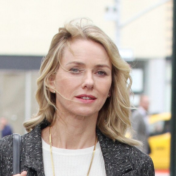 Récemment séparée de son mari Liev Schreiber, Naomi Watts tourne une scène de la série 'Gypsy' à New York. Naomi vient d'avoir 48 ans! Le 28 septembre 2016  Newly single actress and birthday girl Naomi Watts is spotted filming scenes for her new Netflix series 'Gypsy' in New York City, New York on September 28, 2016. It's back to work for Naomi who just called it quits with Liev Schreiber after being in a relationship for the past 11 years that included two children Alexander and Samuel. Today is Naomi's 48th birthday.28/09/2016 - New York