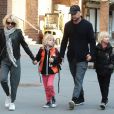 Naomi Watts et son compagnon Liev Schreiber en balade avec leurs enfants Alexander et Samuel à New York le 24 mars 2016.