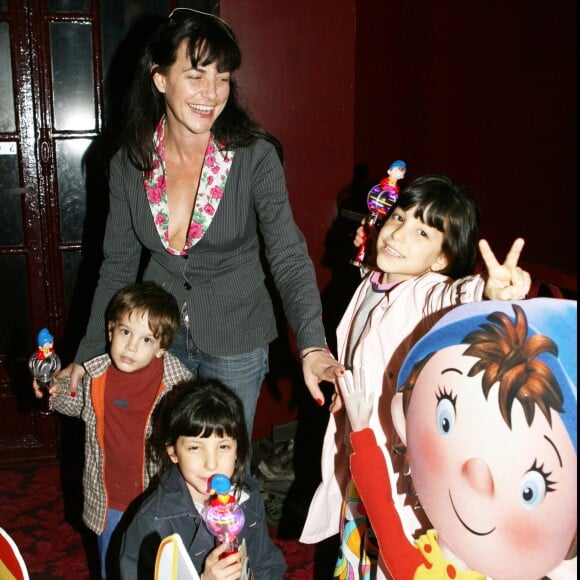 lio et ses enfants à la première du spectacle "Oui oui" au Casino de Paris le 28 octobre 2006.