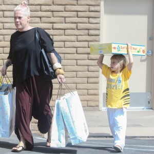 Exclusif - La chanteuse Pink achète des jouets avec sa fille Willow à Santa Monica, le 24 juin 2016.