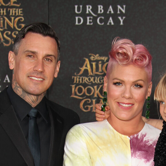 Pink, son mari Carey Hart et leur fille Willow à la première de "Alice de l'autre côté du miroir" au théâtre El Capitan à Los Angeles le 23 mai 2016.