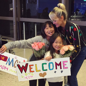 Laeticia Hallyday, de retour du Vietnam, a reçu un accueil surprise de ses filles et de son époux - À Los Angeles, octobre 2016.