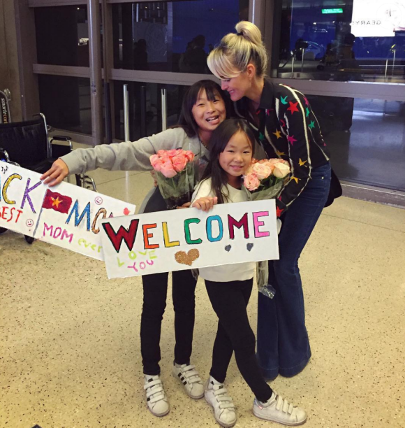 Laeticia Hallyday, de retour du Vietnam, a reçu un accueil surprise de ses filles et de son époux - À Los Angeles, octobre 2016.
