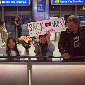 Laeticia Hallyday, de retour du Vietnam, a reçu un accueil surprise de ses filles et de son époux - À Los Angeles, octobre 2016.