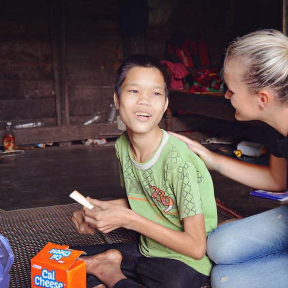 Laeticia Hallyday au Vietnam avec les enfants qu'elle aide grâce à sa fondation La Bonne Etoile, octobre 2016.