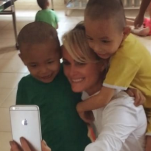 Laeticia Hallyday au Vietnam avec les enfants qu'elle aide grâce à sa fondation La Bonne Etoile, octobre 2016.