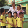 Laeticia Hallyday au Vietnam avec les enfants qu'elle aide grâce à sa fondation La Bonne Etoile, octobre 2016.