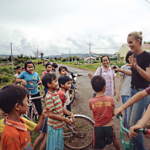 Laeticia Hallyday au Vietnam avec les enfants qu'elle aide grâce à sa fondation La Bonne Etoile, octobre 2016.