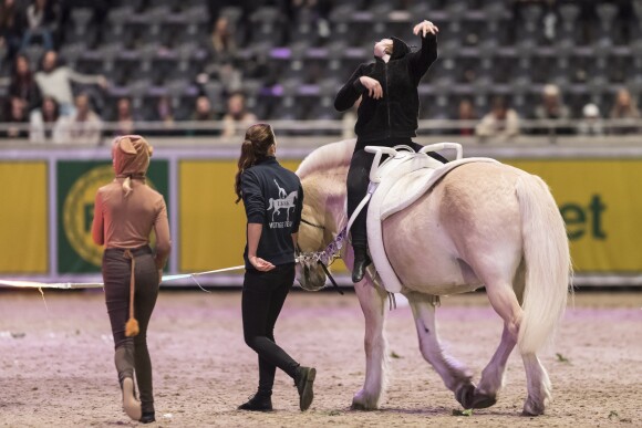 Maud Angelica Behn déguisée en chat, à cheval lors de l'Oslo Horse Show le 16 octobre 2016.