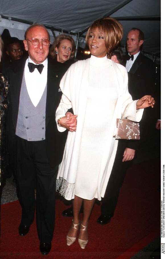 Clive Davis et Whitney Houston à la soirée amfAR organisée à New York le 1er décembre 1998.