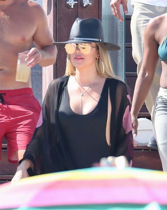 Exclusif - Khloe Kardashian et son présumé nouveau compagnon le joueur de la NBA Tristan Thompson sont en vacances avec des amis sur la plage à Cabo San Lucas, le 5 septembre 2016.