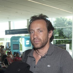 Philippe Candeloro quittant Buenos Aires le 13 mars 2015, après le drame survenu sur le tournage de "Dropped".