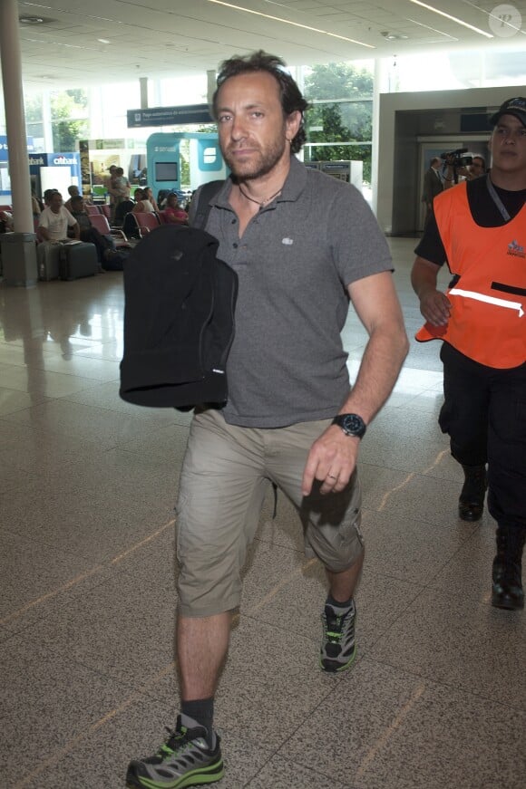 Philippe Candeloro quittant Buenos Aires le 13 mars 2015, après le drame survenu sur le tournage de "Dropped".