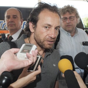 Philippe Candeloro quittant Buenos Aires le 13 mars 2015, après le drame survenu sur le tournage de "Dropped".