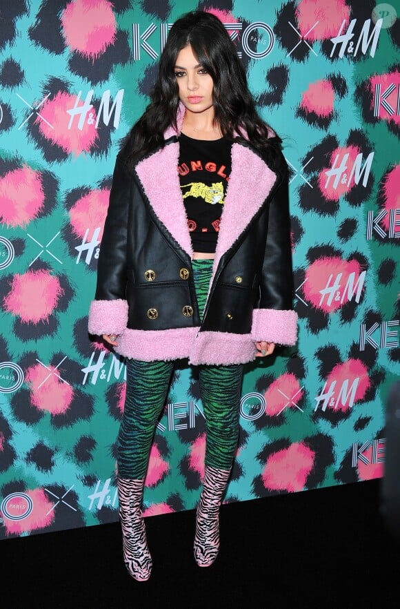 Charli XCX assiste à la soirée de lancement de la collection Kenzo x H&M à New York le 19 octobre 2016.