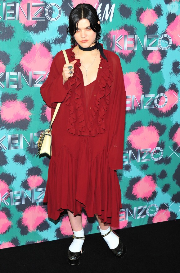 SoKo (Stephanie Sokolinskia) assiste à la soirée de lancement de la collection Kenzo x H&M à New York le 19 octobre 2016.