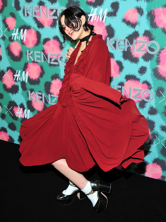 SoKo (Stephanie Sokolinski) assiste à la soirée de lancement de la collection Kenzo x H&M à New York le 19 octobre 2016.