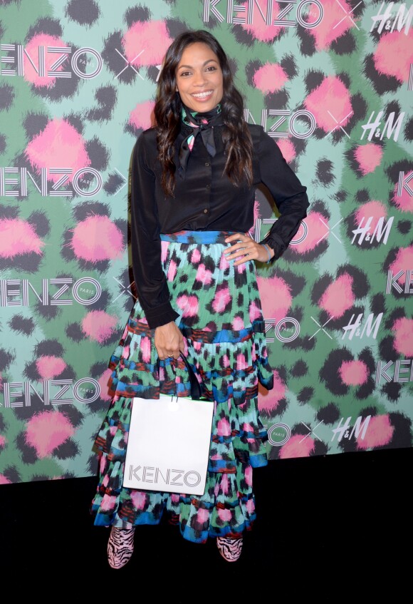 Rosario Dawson assiste à la soirée de lancement de la collection Kenzo x H&M à New York le 19 octobre 2016.