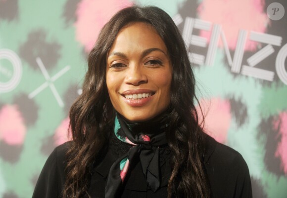 Rosario Dawson assiste à la soirée de lancement de la collection Kenzo x H&M à New York le 19 octobre 2016.