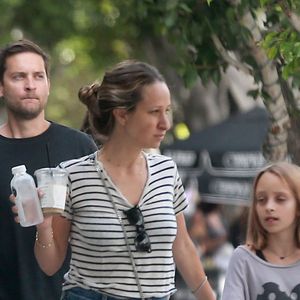 Exclusif - Tobey Maguire se balade avec sa femme Jennifer Meyer et ses enfants Otis et Ruby dans le quartier de Melrose à Los Angeles, le 16 octobre 2016