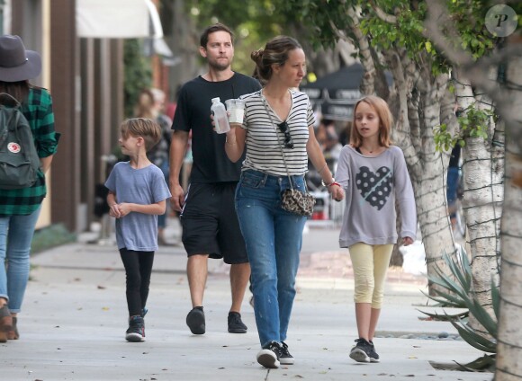 Exclusif - Tobey Maguire se balade avec sa femme Jennifer Meyer et ses enfants Otis et Ruby dans le quartier de Melrose à Los Angeles, le 16 octobre 2016