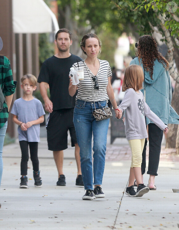 Exclusif - Tobey Maguire se balade avec sa femme Jennifer Meyer et ses enfants Otis et Ruby dans le quartier de Melrose à Los Angeles, le 16 octobre 2016