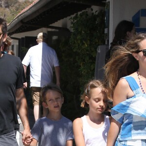 Tobey Maguire se balade avec sa femme Jennifer et ses enfants Otis et Ruby dans les rues de Malibu, le 3 juillet 2016