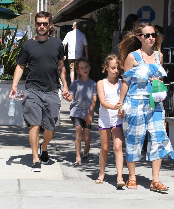Tobey Maguire se balade avec sa femme Jennifer et ses enfants Otis et Ruby dans les rues de Malibu, le 3 juillet 2016