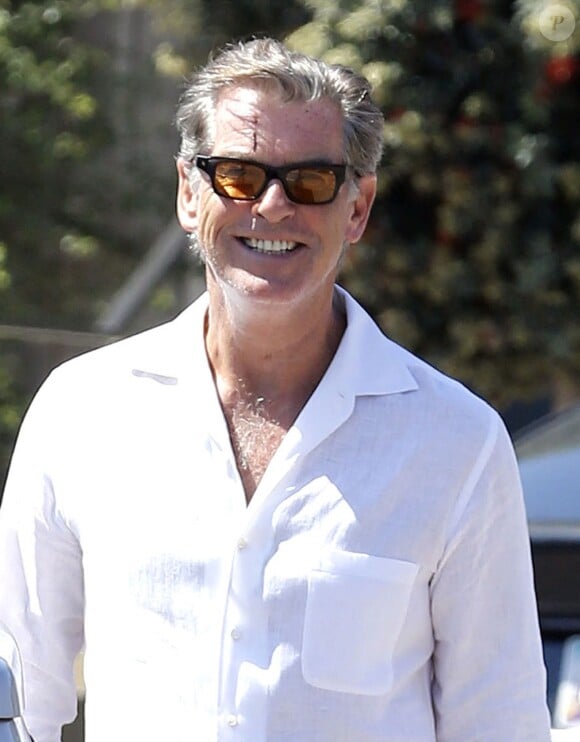 Exclusif - Pierce Brosnan va déjeuner avec sa femme Keely Shaye Smith à Malibu, le 3 septembre 2015. L'acteur a une égratignure sur le front.