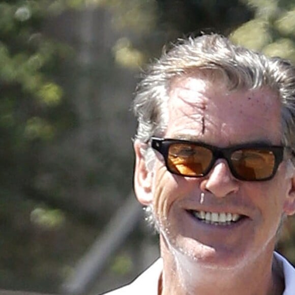 Exclusif - Pierce Brosnan va déjeuner avec sa femme Keely Shaye Smith à Malibu, le 3 septembre 2015. L'acteur a une égratignure sur le front.