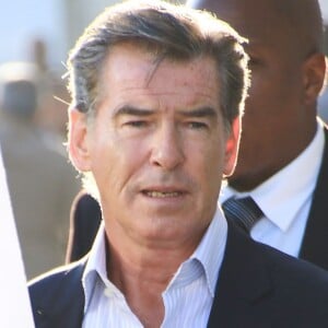 Pierce Brosnan arrive dans les studios de l'émission "Jimmy Kimmel Live" à Los Angeles. Le 27 août 2015 © CPA / Bestimage