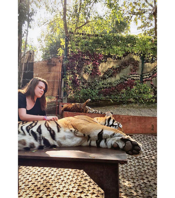 Camille Gottlieb, fille de la princesse Stéphanie de Monaco, avec un tigre lors d'un voyage en Thaïlande début 2016, photo Instagram.